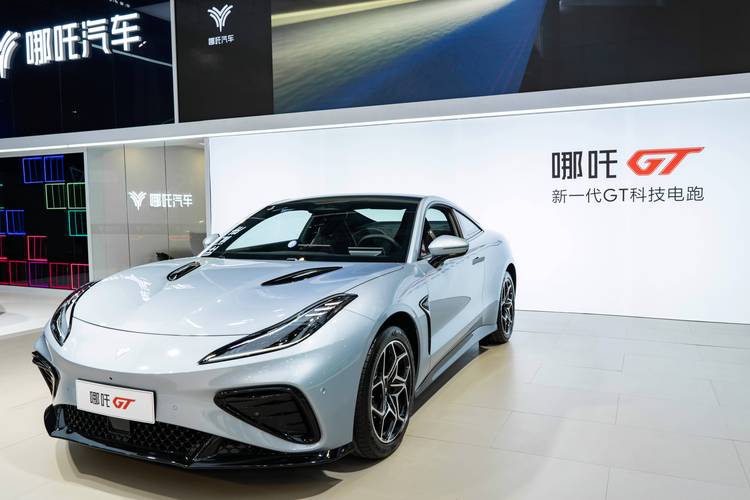 深圳298哪吒汽车在智能汽车领域的表现，领途汽车在新能源汽车市场中的影响力